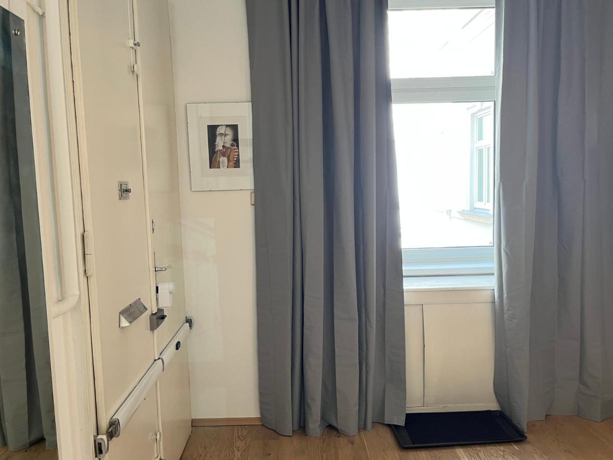 Apartamento Stylish Apt Near Urania 1Br Viena Exterior foto